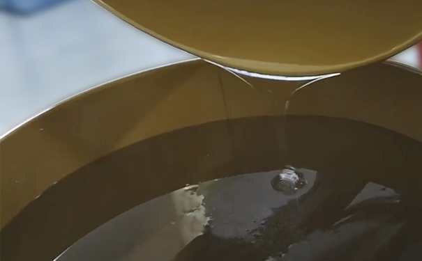 什么原因?qū)е履＞吖枘z冒油？