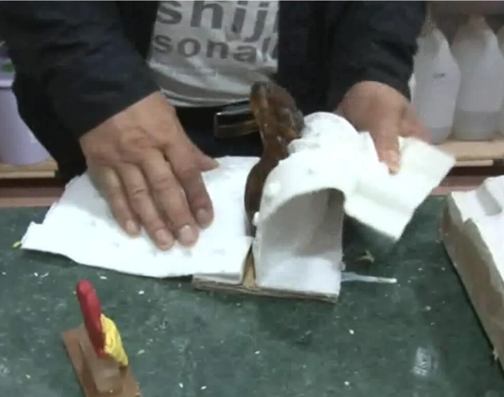 工業(yè)級模具硅膠開模拆邊困難怎么辦？